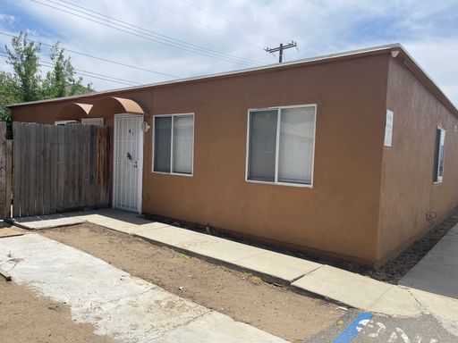 1+1 with electric & gas included! READY NOW!