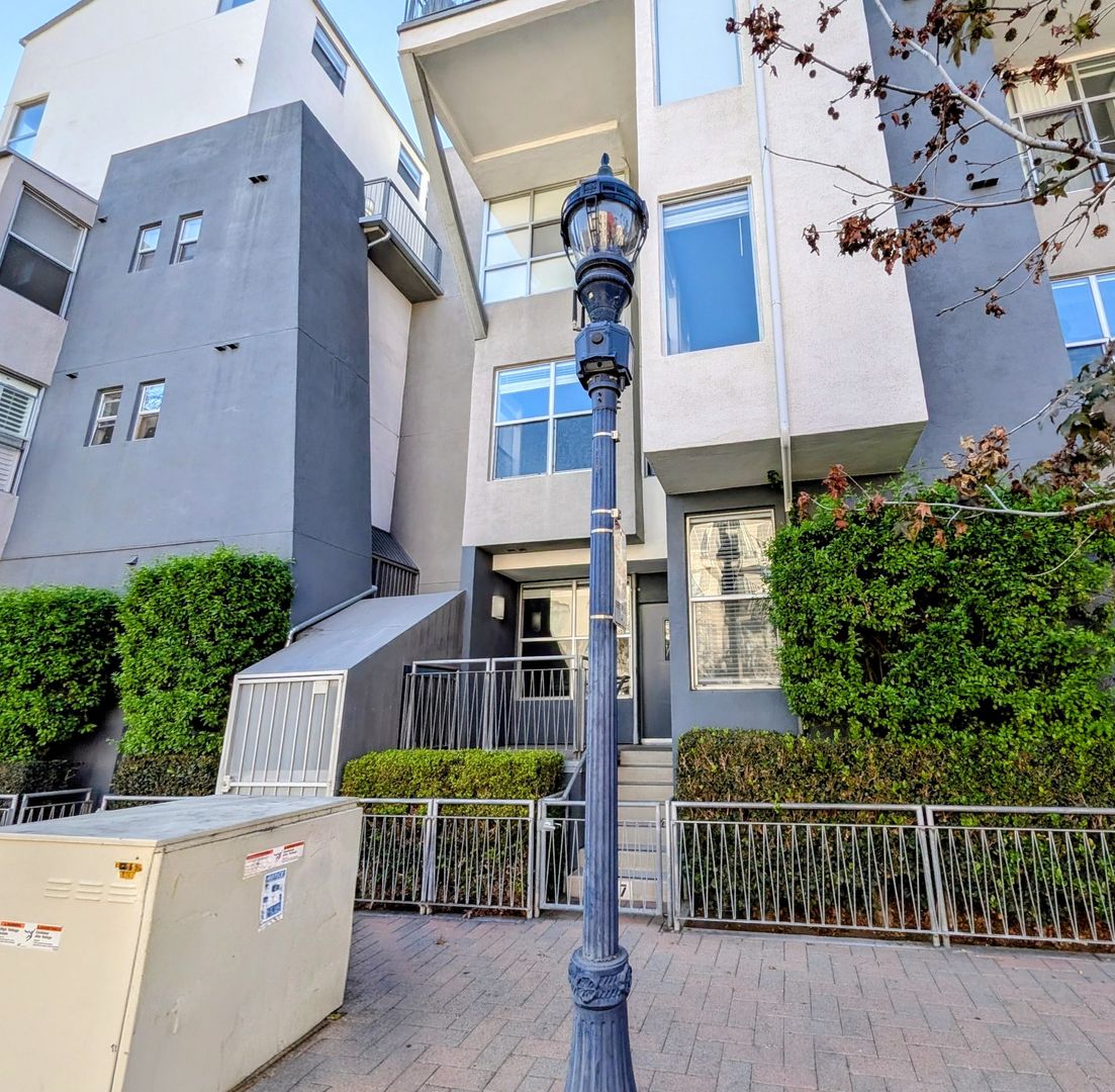 San Diego Townhome: 101 Market St