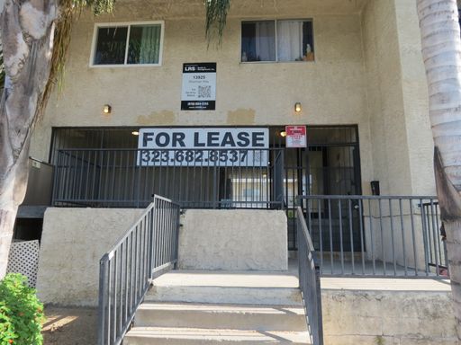 Charming 1 Bed / 1 Bath Apartment in Van Nuys – Available Now – photo 1