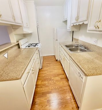 1 bed/1 bath across from Stoner Park! – photo 1