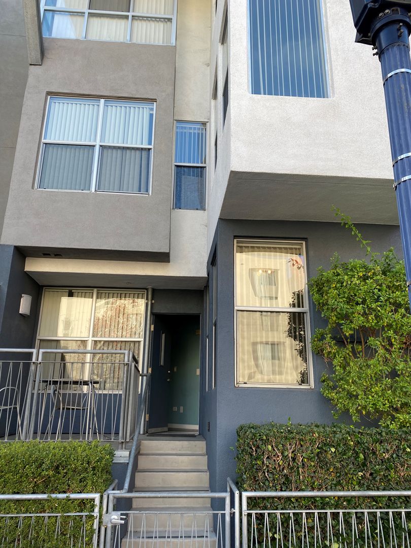 San Diego Townhome: 101 Market St
