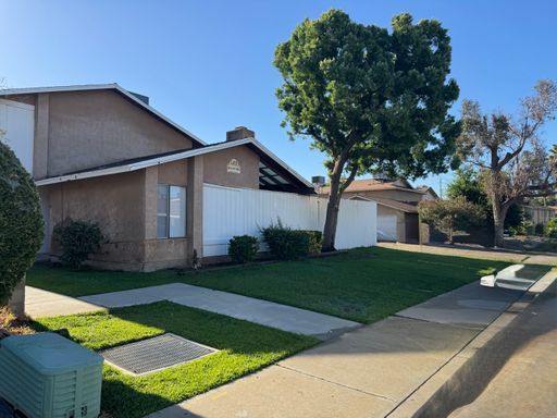 Charming 2 Bedrooms, 1.5 Bathrooms Townhome – photo 1