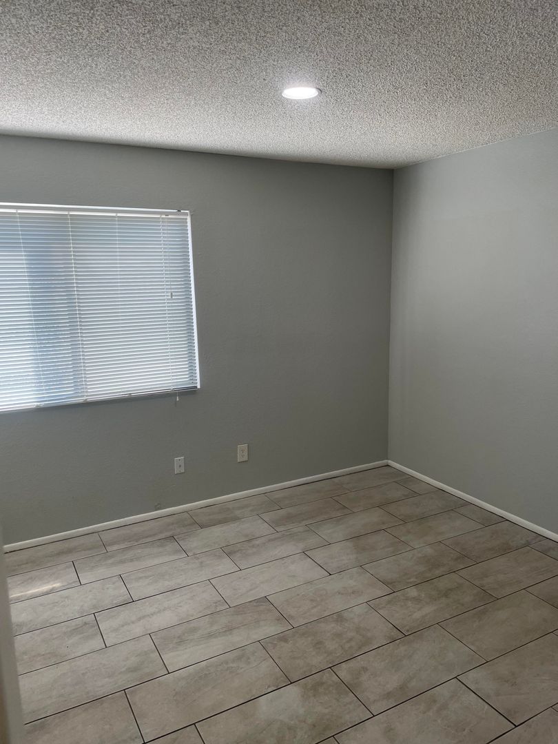 2 Bedroom + 2 Bathroom Apartment! Minutes away from the 14 Freeway! Move-in Ready!!