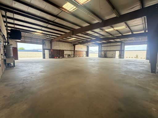 Commercial / Industrial / Office AVAILABLE NOW! – photo 1