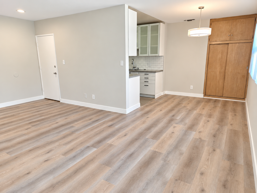 2 Bed, 2 full Baths Upper/Corner unit with wall a/c in every room!!!!!!!! In Pico/Robertson area! – photo 1