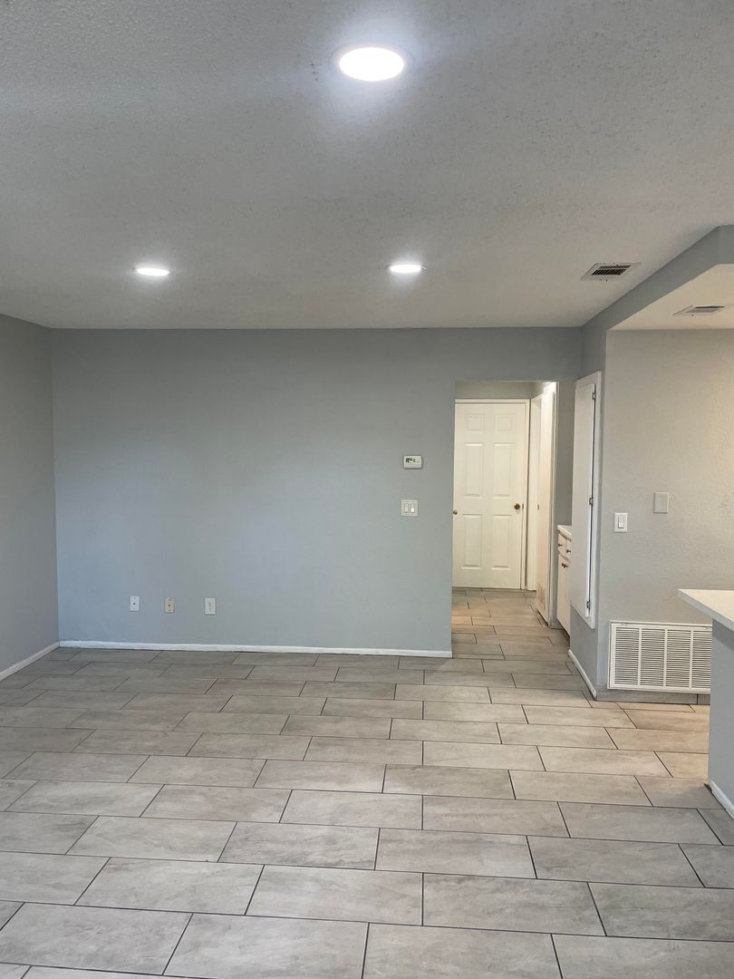 2 Bedroom + 2 Bathroom Apartment! Minutes away from the 14 Freeway! Move-in Ready!