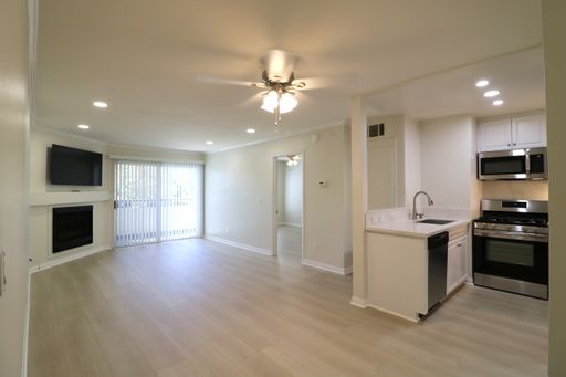 Remodeled, 1/bed,1 bath condo in the MET guard-gated community! – photo 1