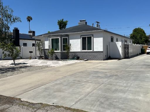 Beautiful Pool Home in Prime Van Nuys Location – 3 Bed / 2 Bath – photo 1