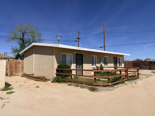 1+1 with fenced backyard