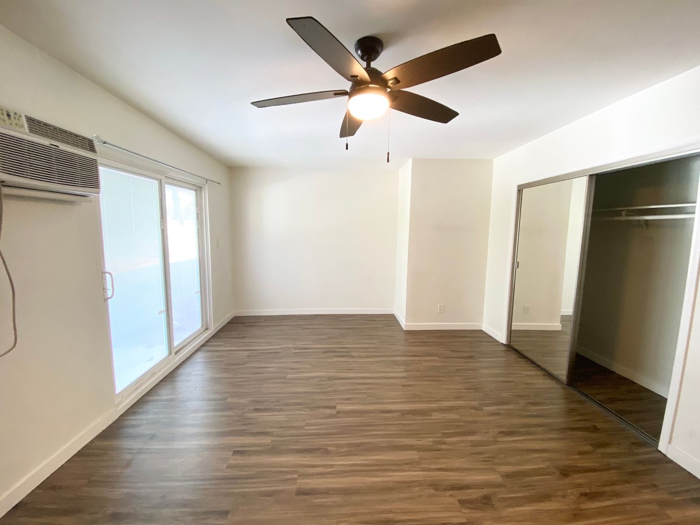 Van Nuys Apartment: 13825 Vanowen St. #12