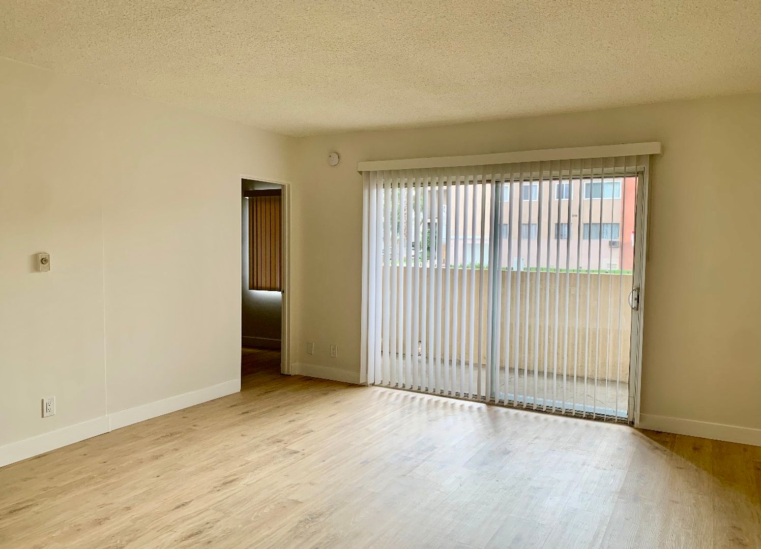 Canoga Park Apartment: 21707 Roscoe Blvd