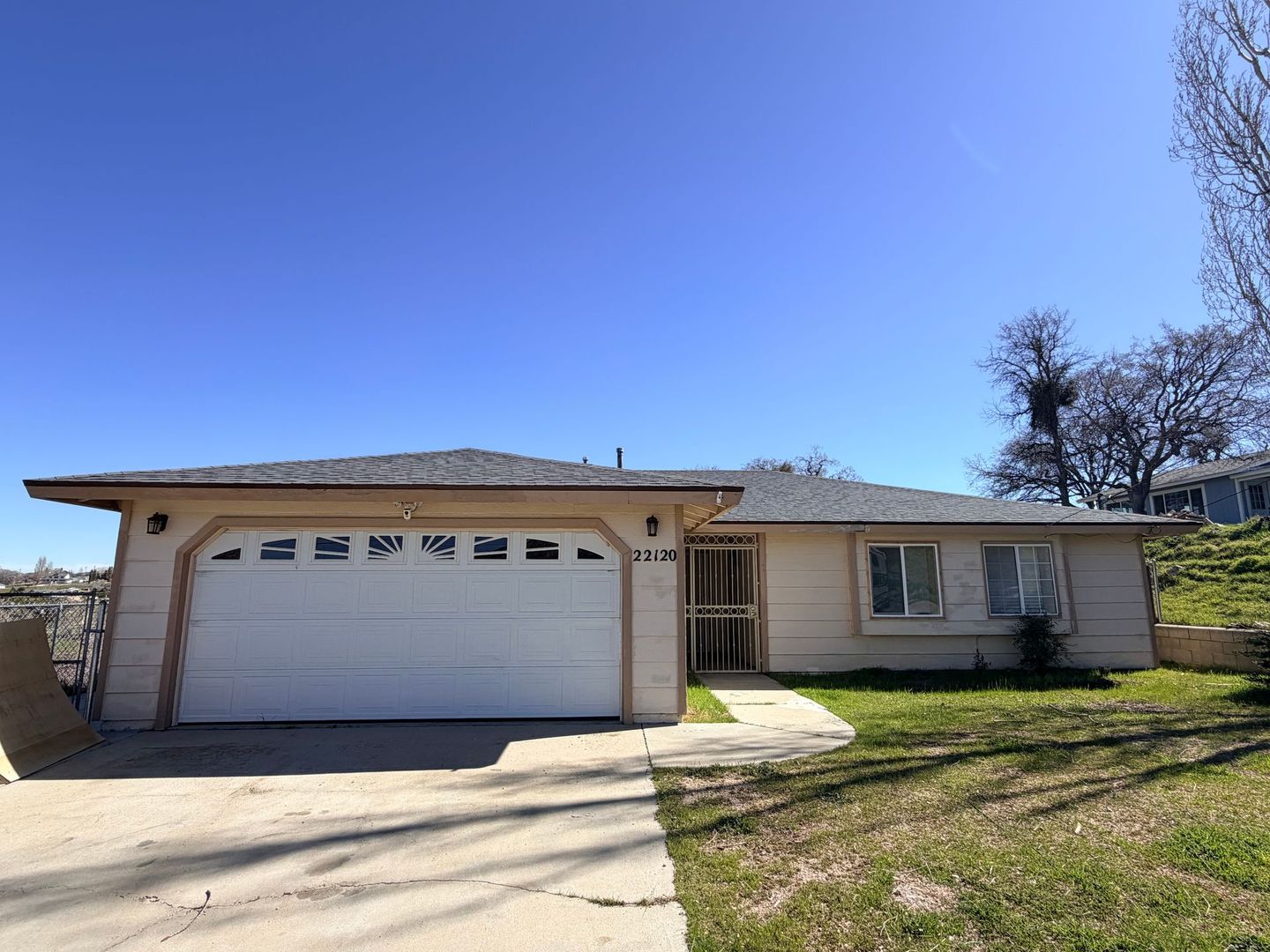 Tehachapi House: 22120 McCarthy Dr.