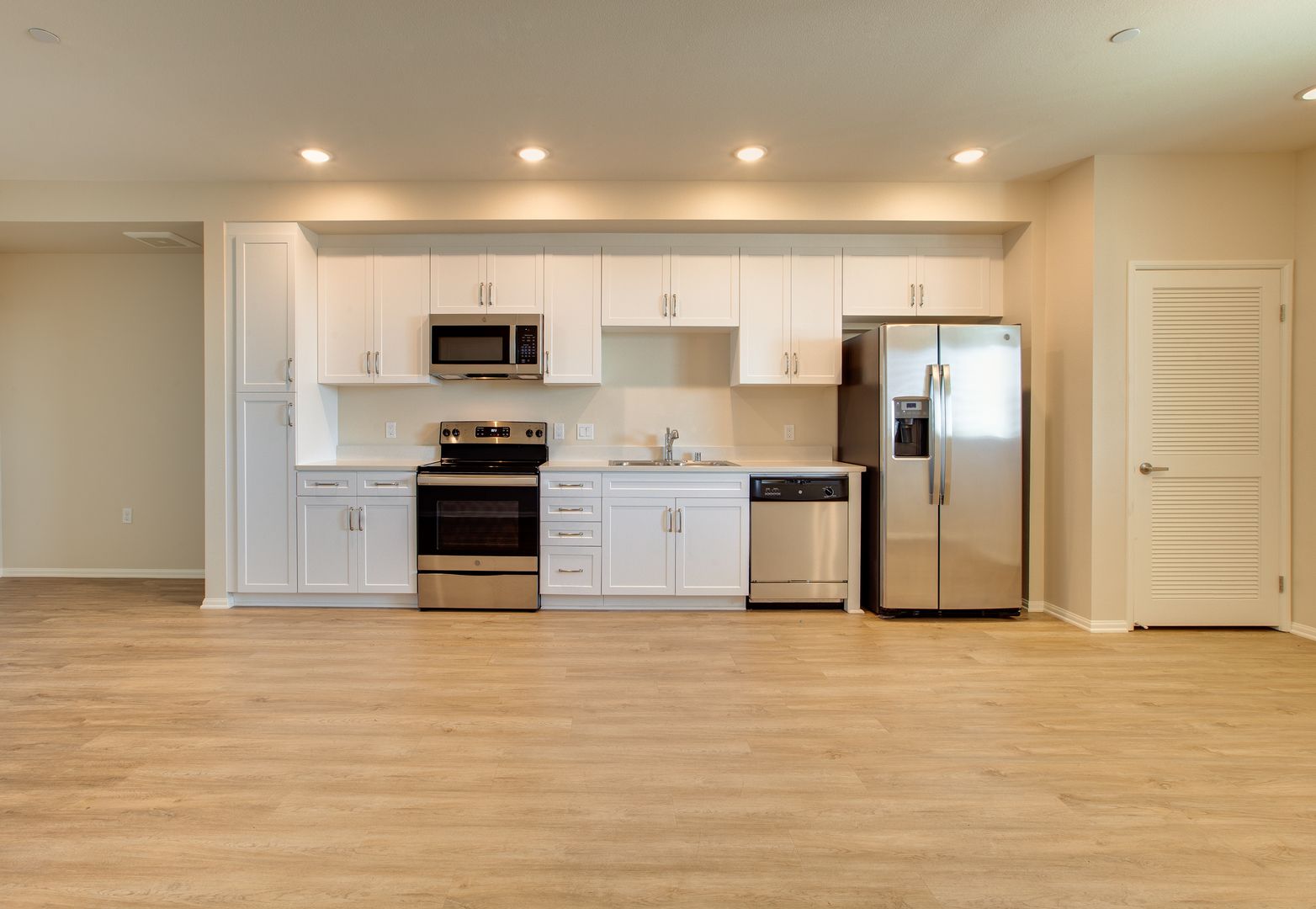Huge 2 bed, Open Floor Plan, W/D in-unit + parking: Chula Vista at 3rd St. 9 of 12