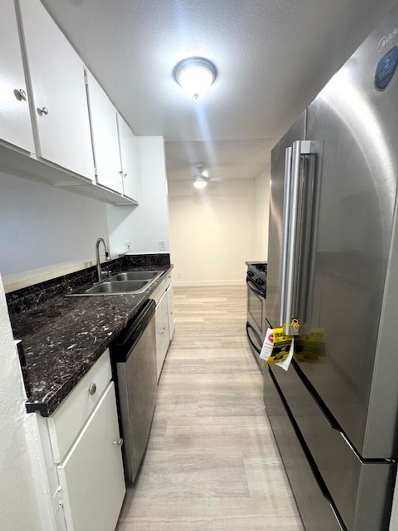 Van Nuys Apartment: 13925 Sherman Way
