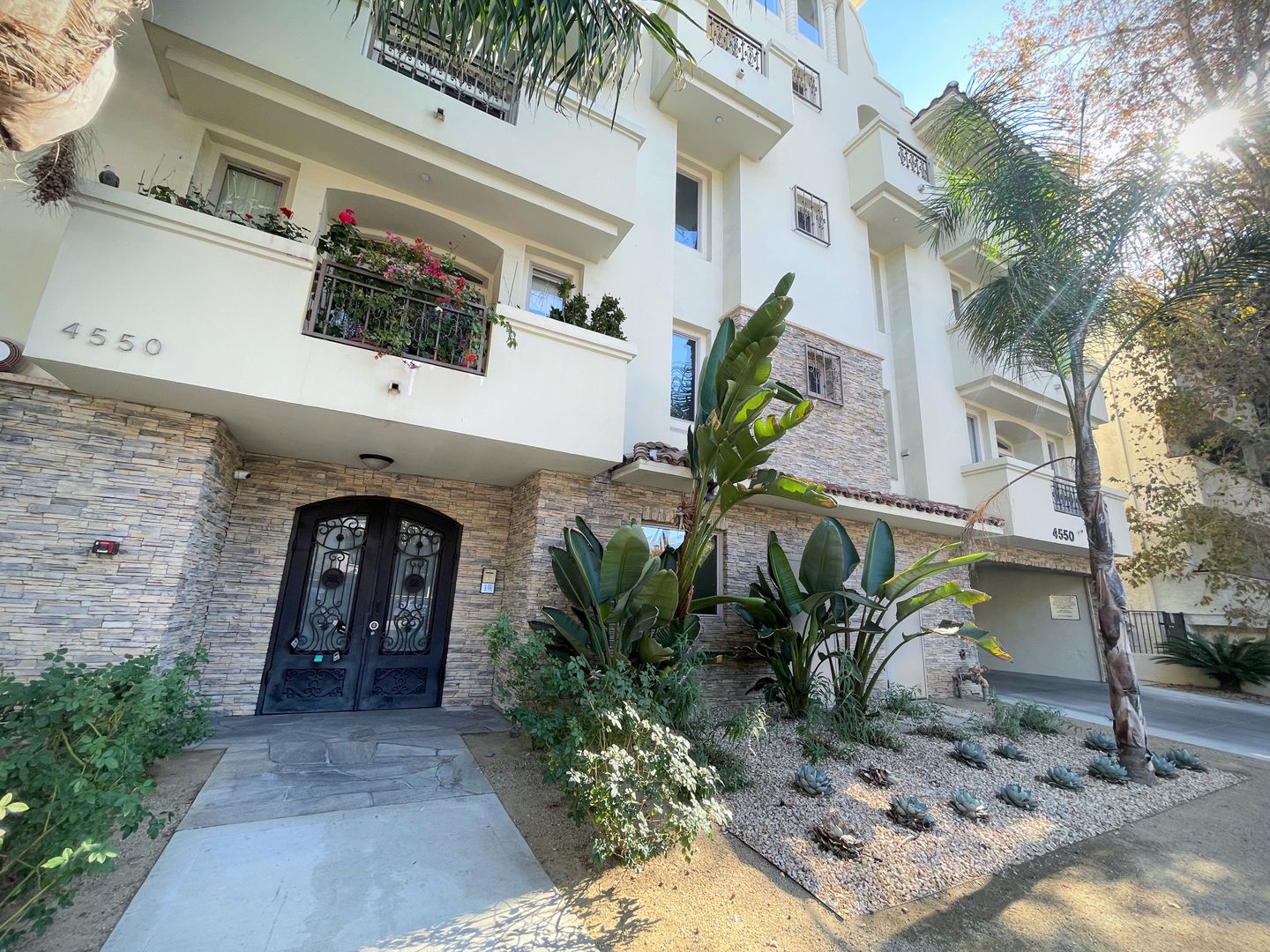 Studio City House: 4550 Coldwater Canyon Ave. #204