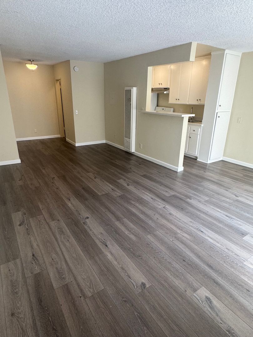 Northridge Apartment: 18530 Prairie St.