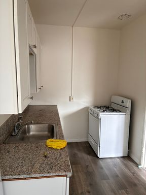 Studio w ALL Utilities Included – photo 1