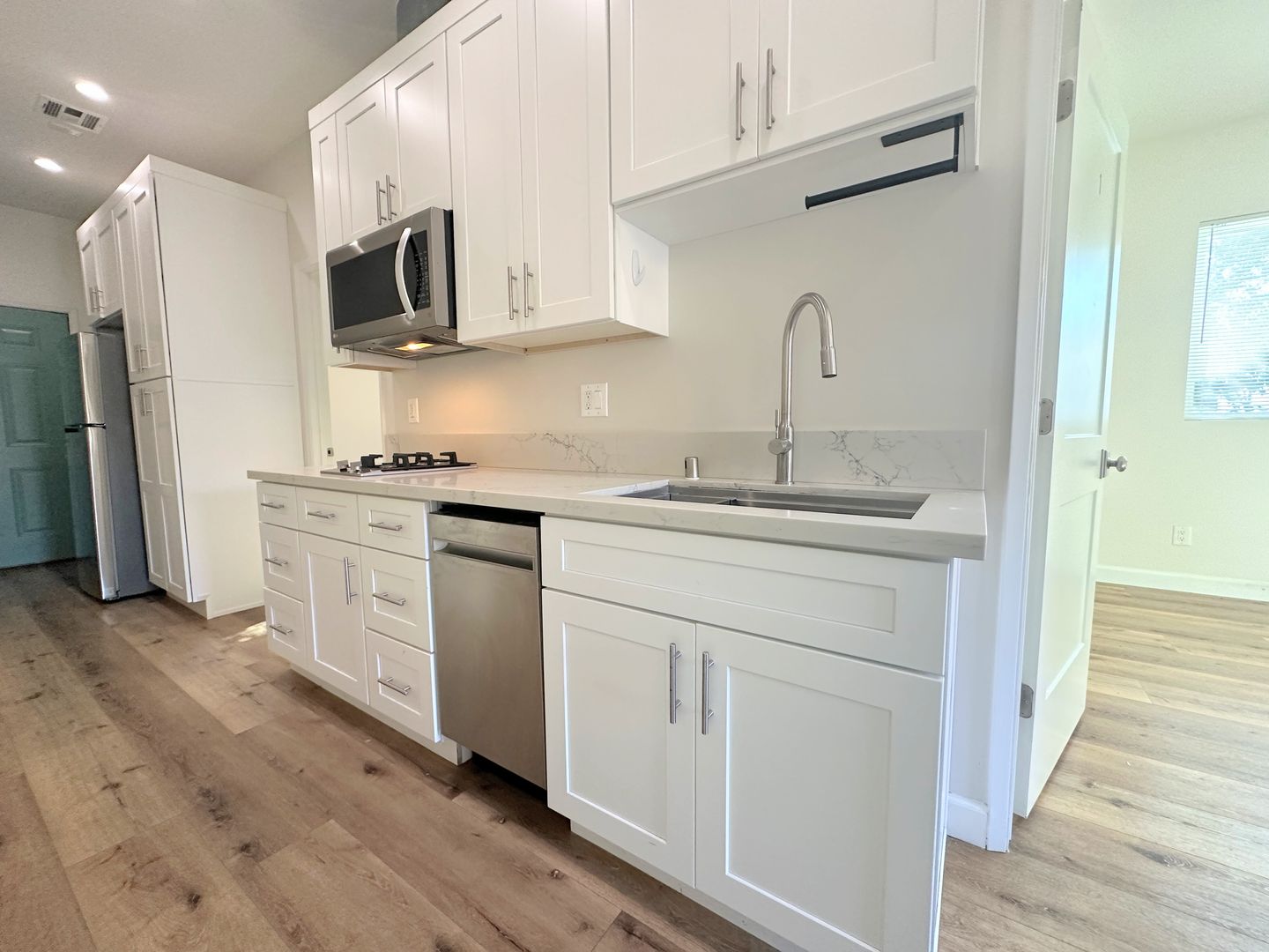 Los Angeles Apartment: 2937-2939 S. Catalina St. - 2937
