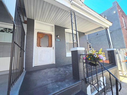 Parkside - 3 bedroom home with yard. – photo 1