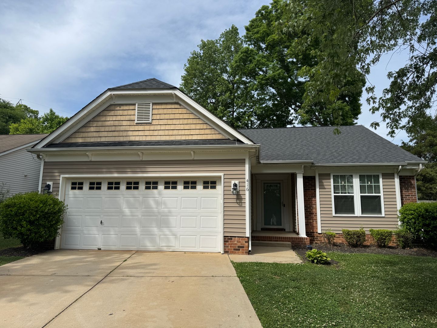Mount Holly House: 416 Dutchmans Meadow Drive