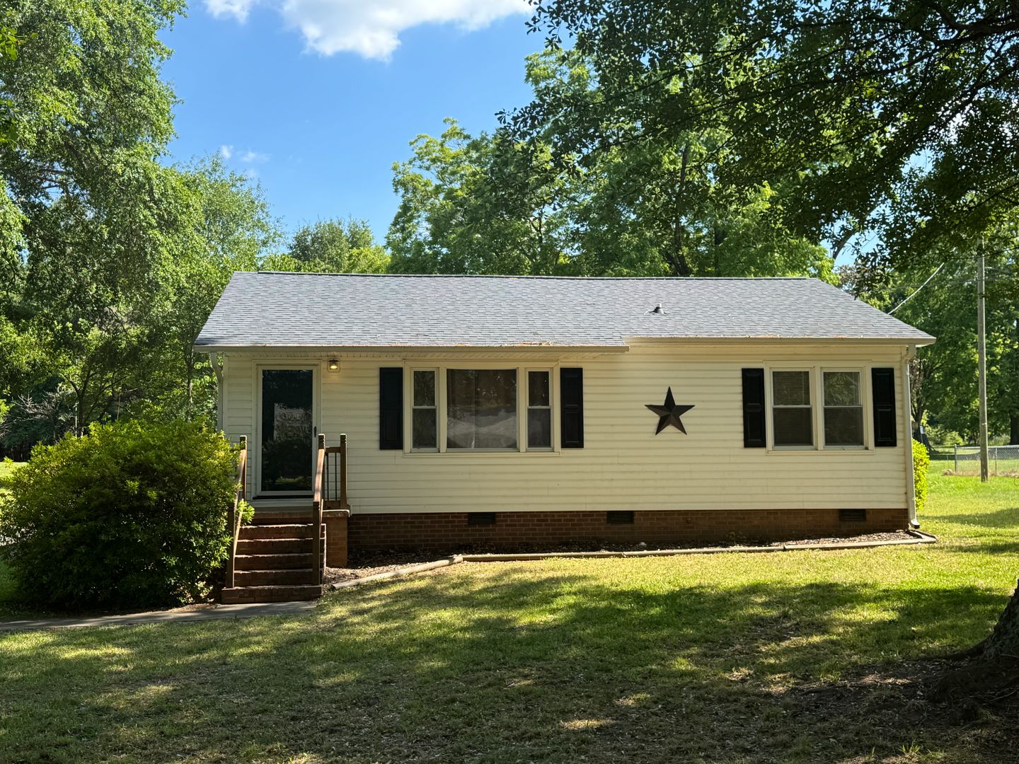 Mount Holly House: 108 Morris Avenue