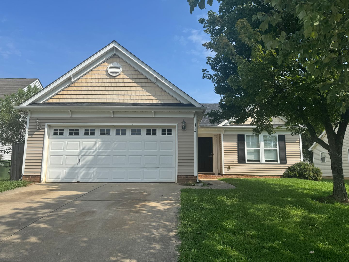 Mount Holly House: 124 Crestwood Drive