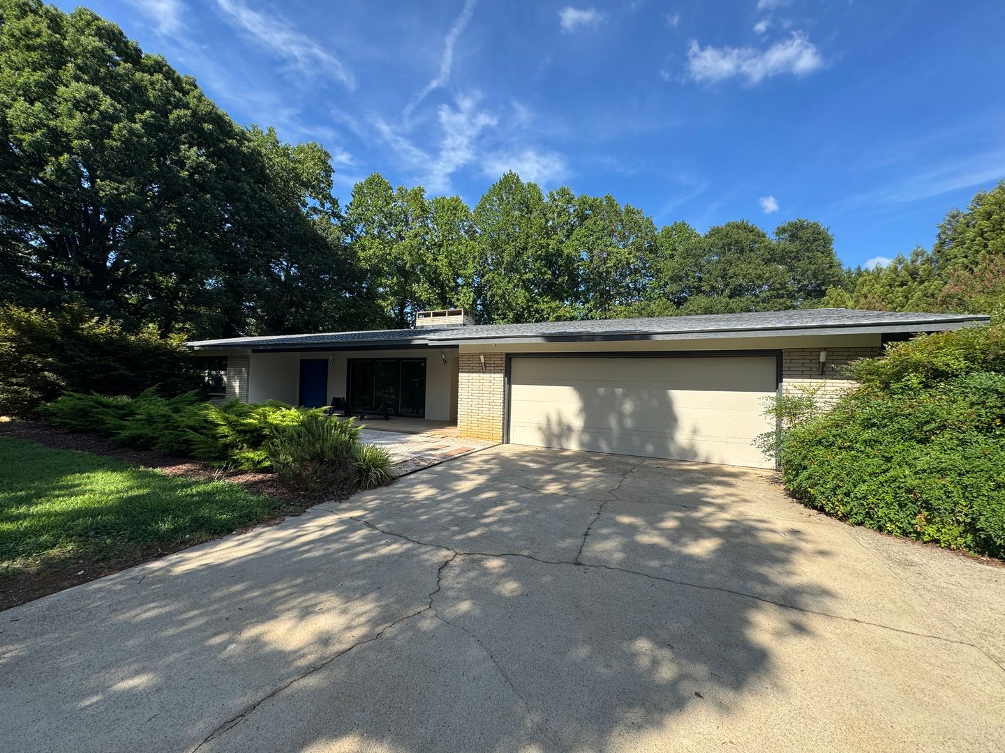 Belmont House: 2015 South Point Road