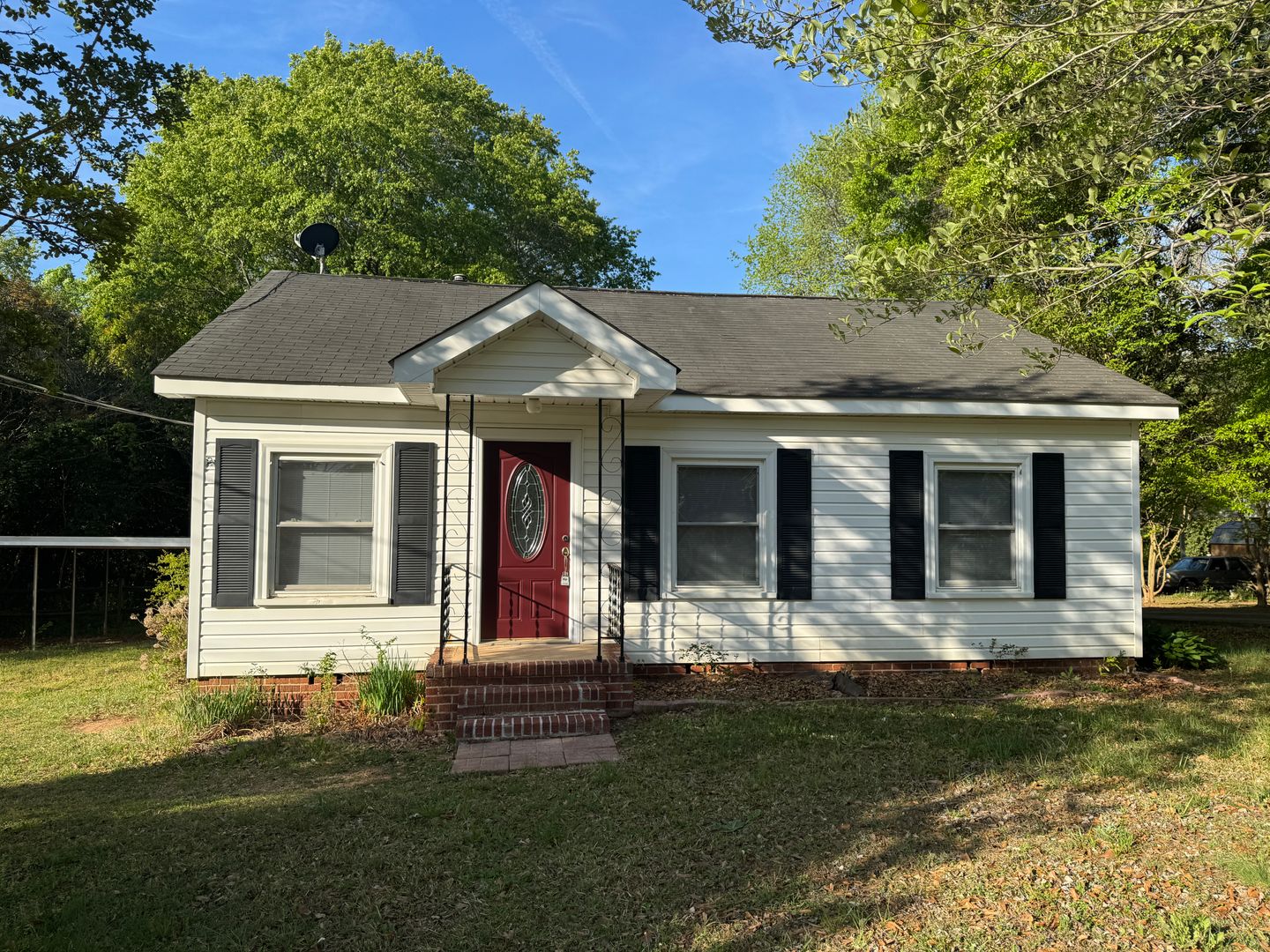 Mount Holly House: 210 Auten Circle