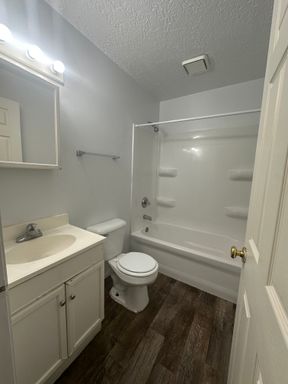 Upper 2-bedroom unit with A/C unit and private balcony. – photo 1