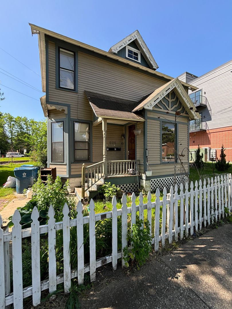 Kalamazoo Apartment: 605 W Kalamazoo