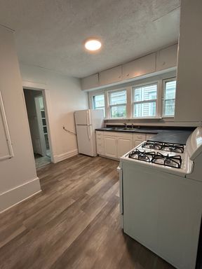 415 Davis #2 - Studio Unit Near WMU/K College