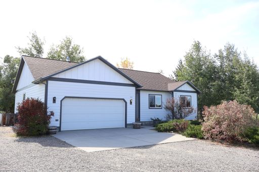 Find Peace and Comfort in this Spacious Home – photo 1