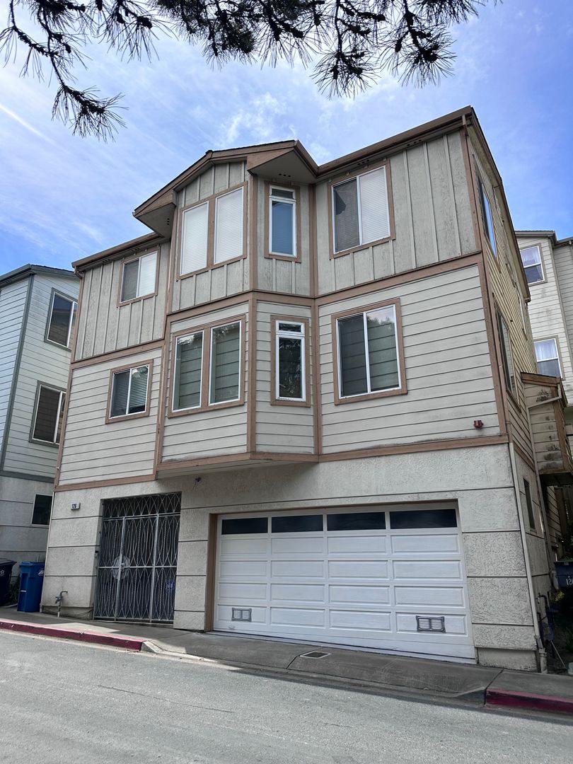 Daly City House: 126 Serra Ln