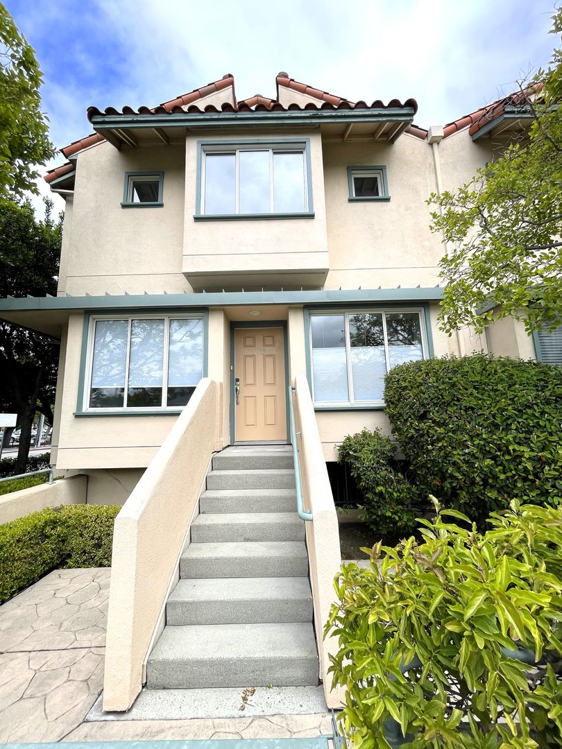 San Mateo Townhome: 25 McAker Ct, #103