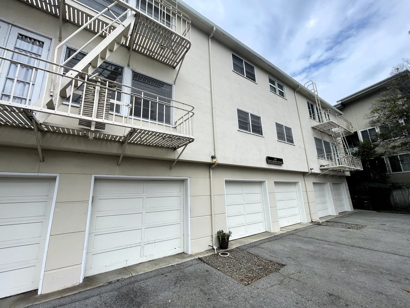 San Carlos Apartment: 1720 San Carlos Ave