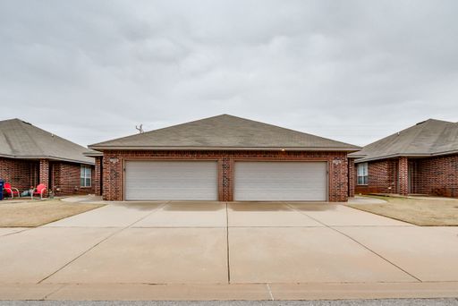 Beautiful 3 bed 2 bath Duplex! **MOVE IN SPECIAL** - Mowing Included – photo 1