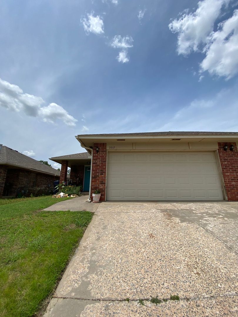 Yukon House: 3517 Galatian Way
