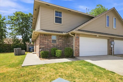 3 Bed 2.5 Bath 2 Car Garage Duplex **Brand New Construction In Edmond*** – photo 1