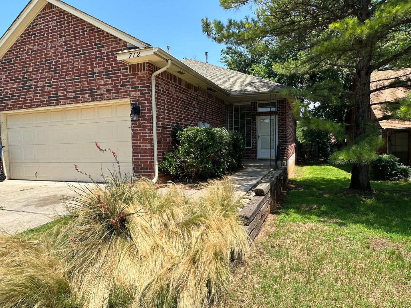 Edmond House: 712 Rockridge Circle