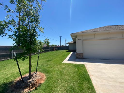 * MOVE IN SPECIAL * Three Bedroom Duplex In Oak Hollow Edition. (Council & Hefner Rd)