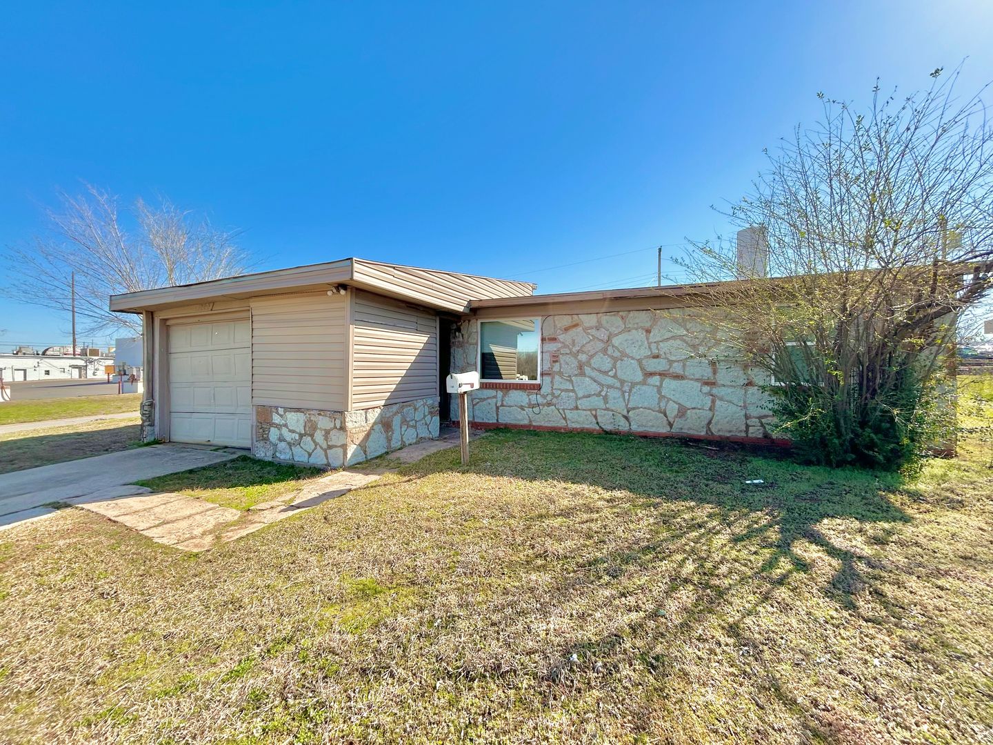 Del City House: 1700 Karen Drive