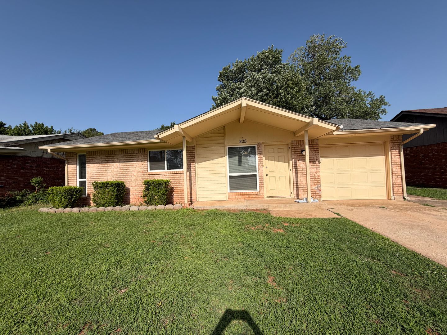 Mustang House: 205 S Meadow Ln