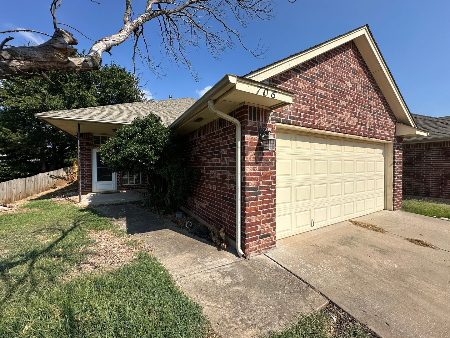 Edmond House: 706 Rockridge Circle