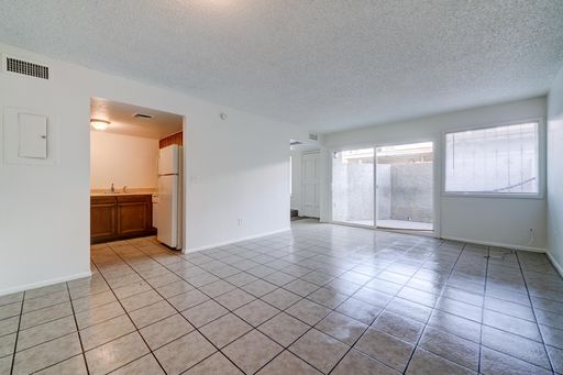 2 Bedroom + 1.5 Bathroom Townhome in Phoenix – photo 1