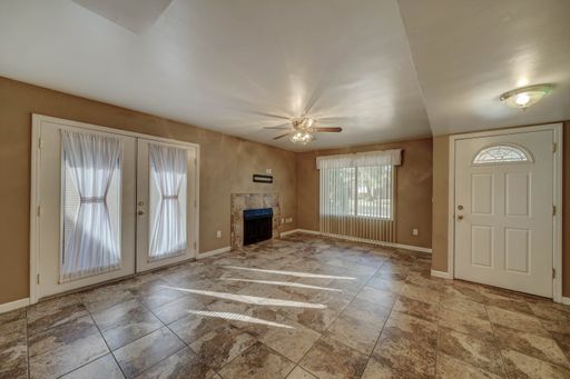 Adorable 3 Bedroom + 2 Bathroom + 1-Car Garage – photo 1