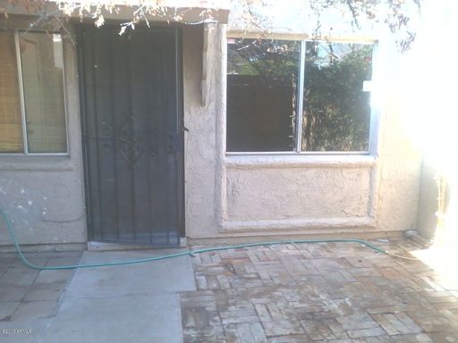 2 Bed + 1 Bath Townhouse on Dobson/Broadway – photo 1