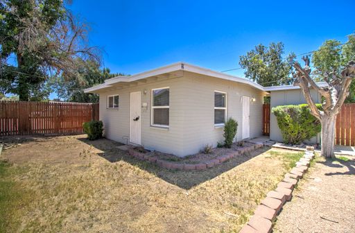 1 bed + 1 bath Cozy Cottage Style Home in Phoenix – photo 1