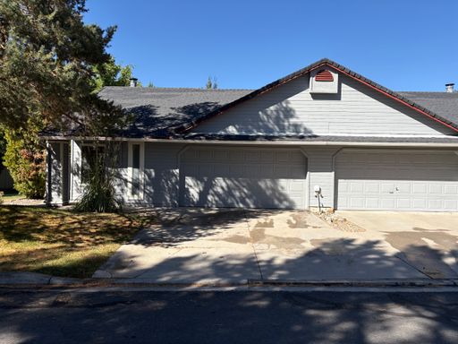 3 bedroom Duplex Unit with Garage in Gardnerville – photo 1