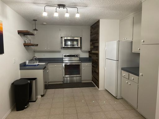 Upstairs Condo - 2 Bed, 1 Bath - Centrally Located near the Y – photo 1