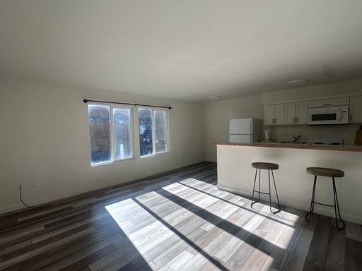 Comfortable 1 Bedroom in Convenient Location- Electricity Included in Rent! – photo 1